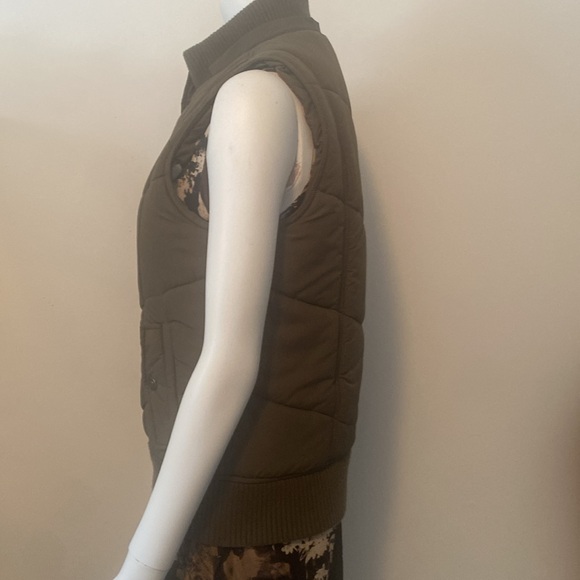 Quilted Vest  Size  12-14 XL Sage Color Floral Lining - Picture 6 of 12